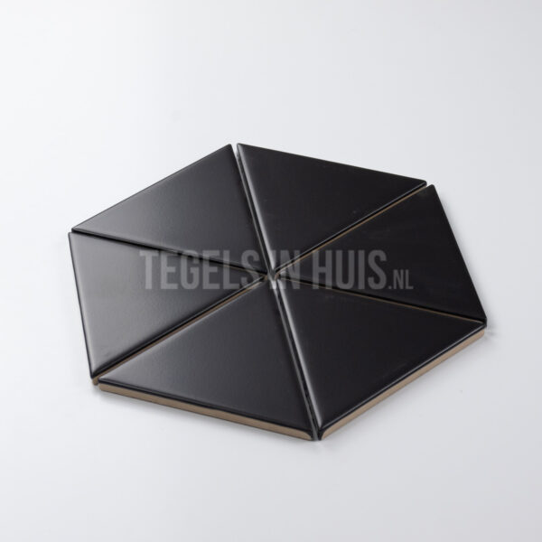 wandtegel scale triangolo driehoek mat zwart 10.8x12.4